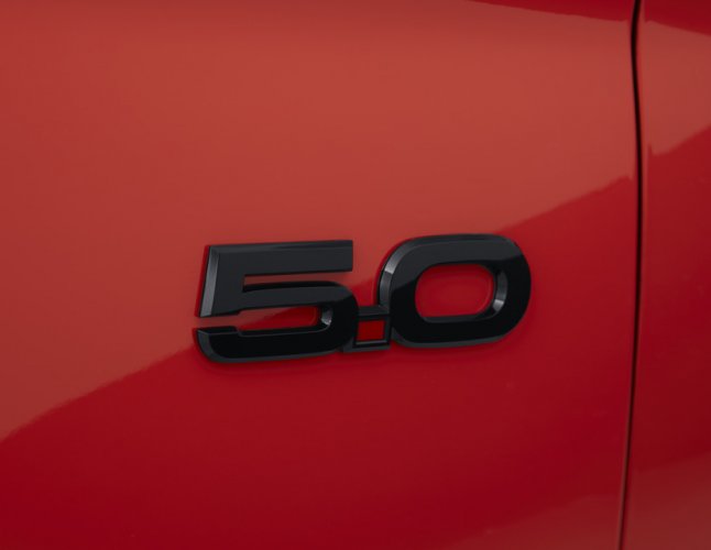 Znak 5.0 Ford Mustang pravostranný černá Pillar